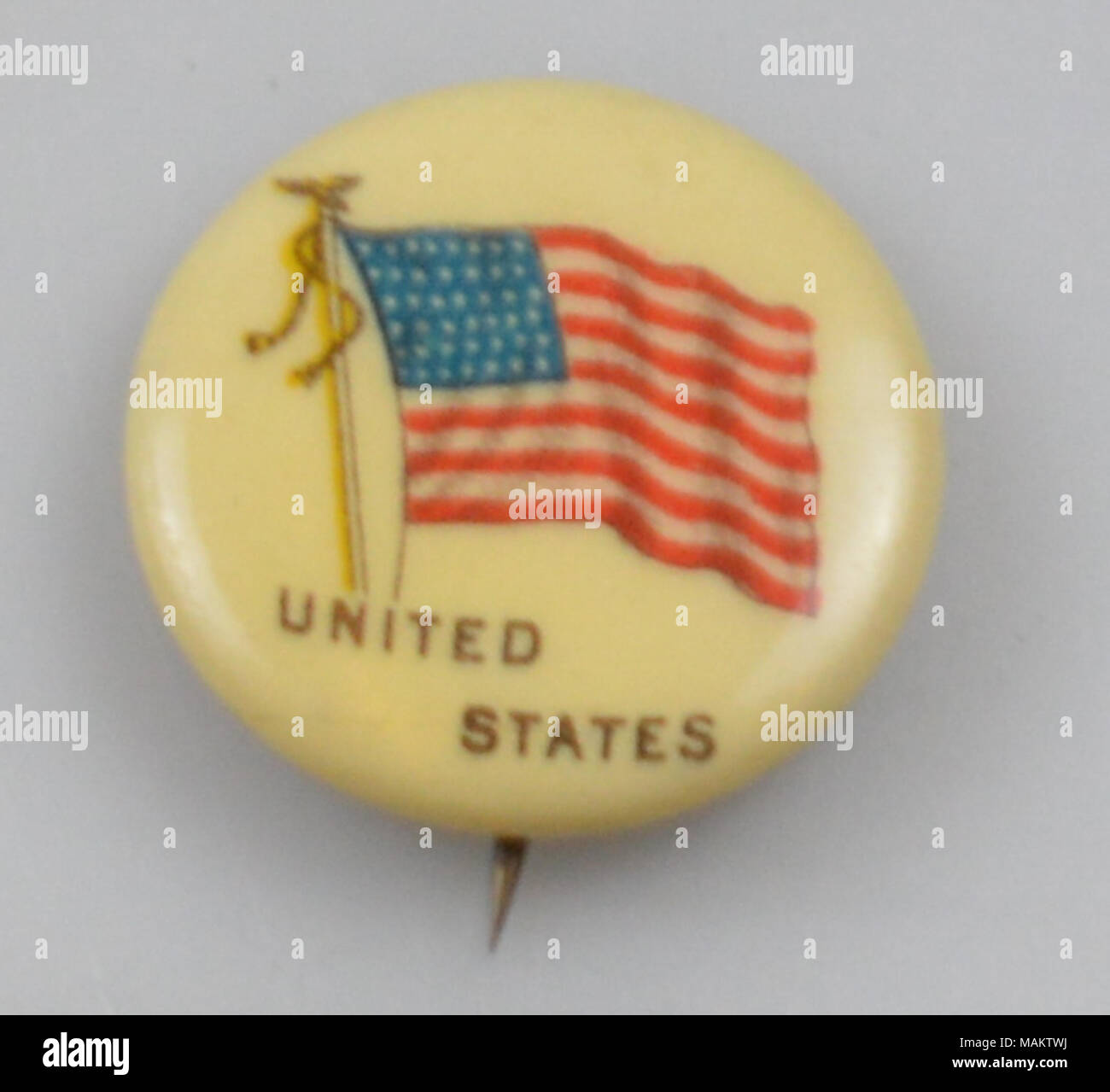 Bouton de souvenirs avec l'image du drapeau des États-Unis. Titre : 'United States' . Entre 1892 et 1905. Whitehead et Hoag Company, Newark, NJ Banque D'Images