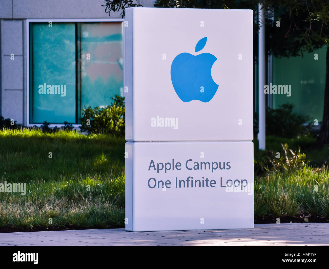 25 mars 2018 - Logo Apple accueille les visiteurs à l'entreprise's campus autour d'Infinite Loop à Cupertino, CA. Banque D'Images