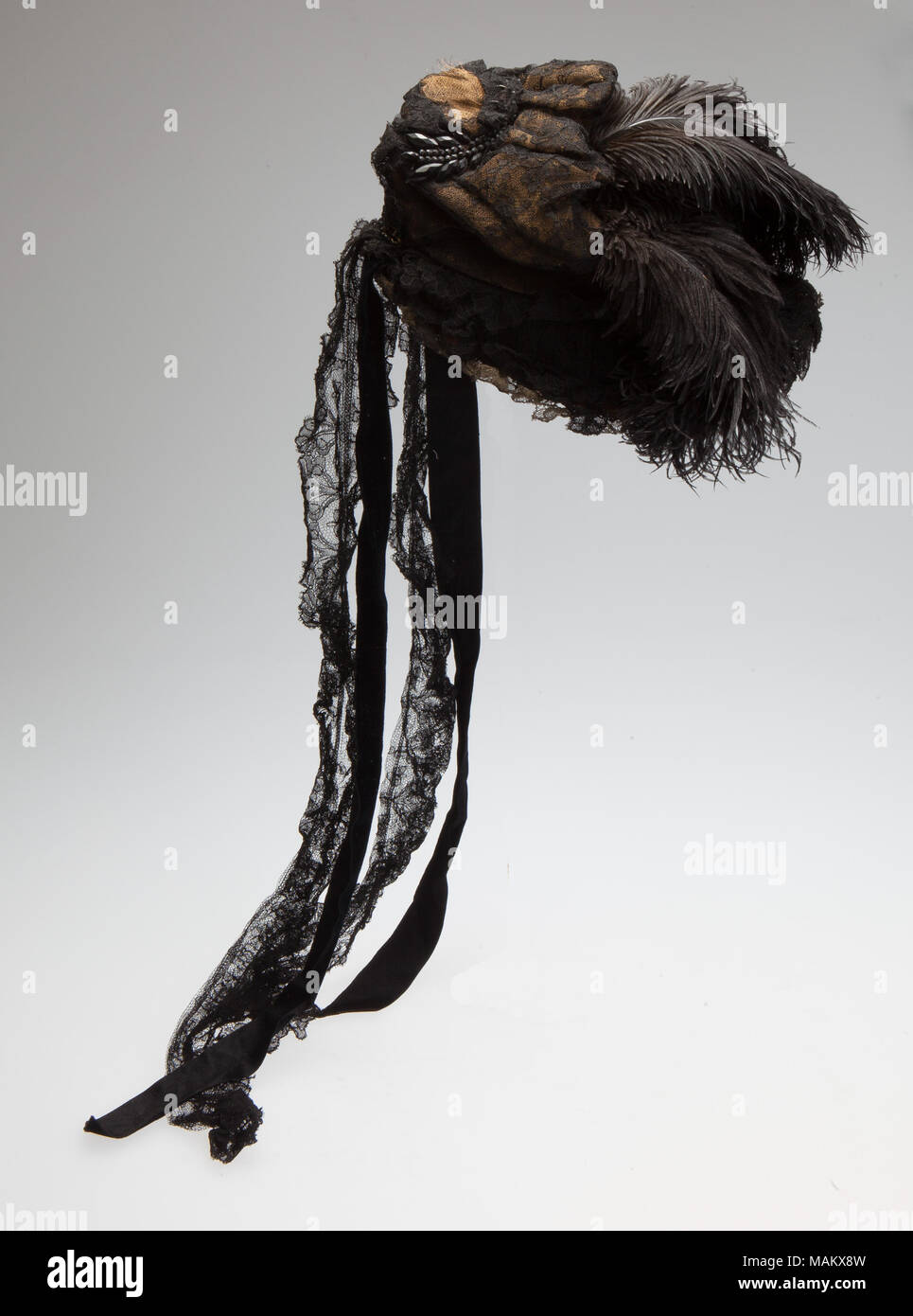 La femme Chapeau noir avec des plumes et d'or de la dentelle de filet faite par Mme Linn à Paris à la rue de 4 semptembre 20. Titre : Bonnet à plumes réalisé à Paris par Linn Faulkner . Entre 1877 et 1879. Lynn Faulkner Banque D'Images