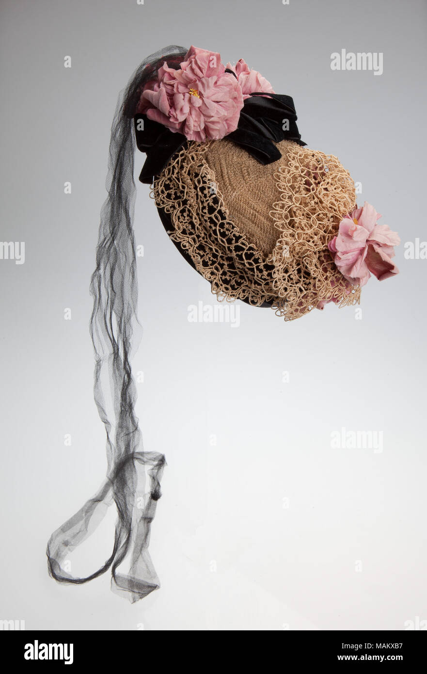 Bonnet femme avec couronne de paille et de velours noir porté par Emilie et Ida Uhri. Titre : la femme bonnet porté par Emilie et Ida Uhri . Entre 1878 et 1883. Banque D'Images