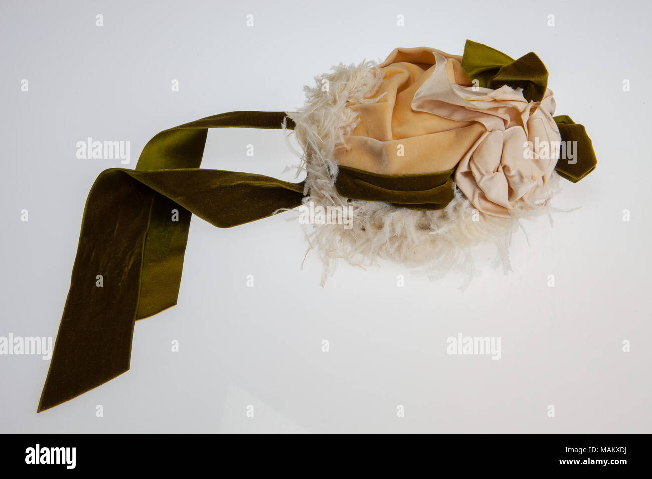 Creme de la femme et de velours vert bonnet de plumes d' autruche conçu par Mme. Heitz-Boyer et portés par Jeannie peut Dubach. Titre : Bonnet conçu par Mme. Heitz-Boyer et portés par Jeannie peut Dubach . Entre 1870 et 1890. Mme. Heitz-Boyer Banque D'Images