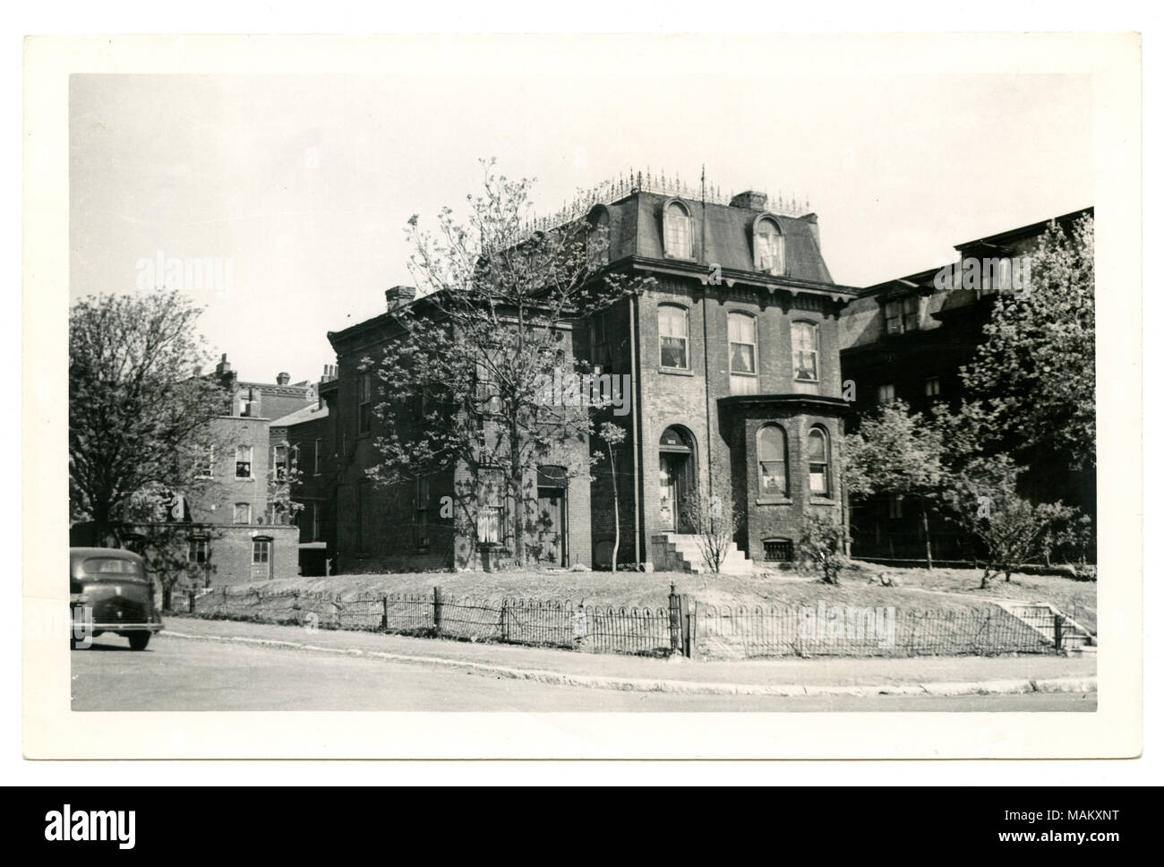 À l'horizontal, photographie en noir et blanc d'une résidence de trois étages en briques avec rambarde en fer forgé et des lucarnes. Une corniche est en-dessous et une fenêtre en baie est visible sur le côté droit de la résidence et d'une outre de deux étages se trouve sur le côté gauche. Titre : Stevens, le Dr C.W. et Susan Dillon Résidence. 1027 Saint Ange. . Entre vers 1901 et vers 1910. Swekosky, William G., 1895-1964 Banque D'Images