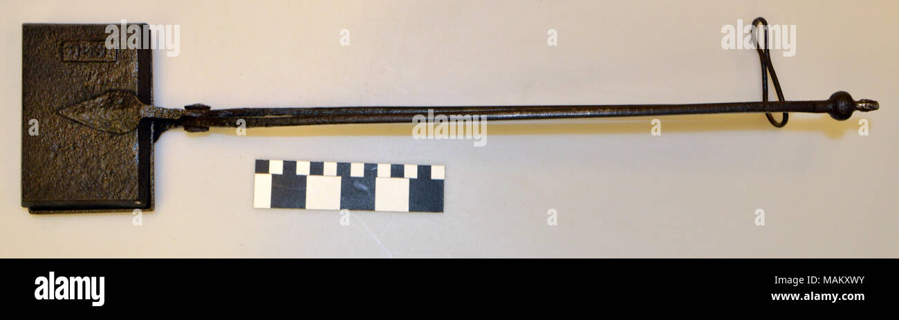 Gaufrier avec bras longs utilisés sur un feu ouvert. Titre : Gaufrier . Entre 1881 et 1900. Banque D'Images