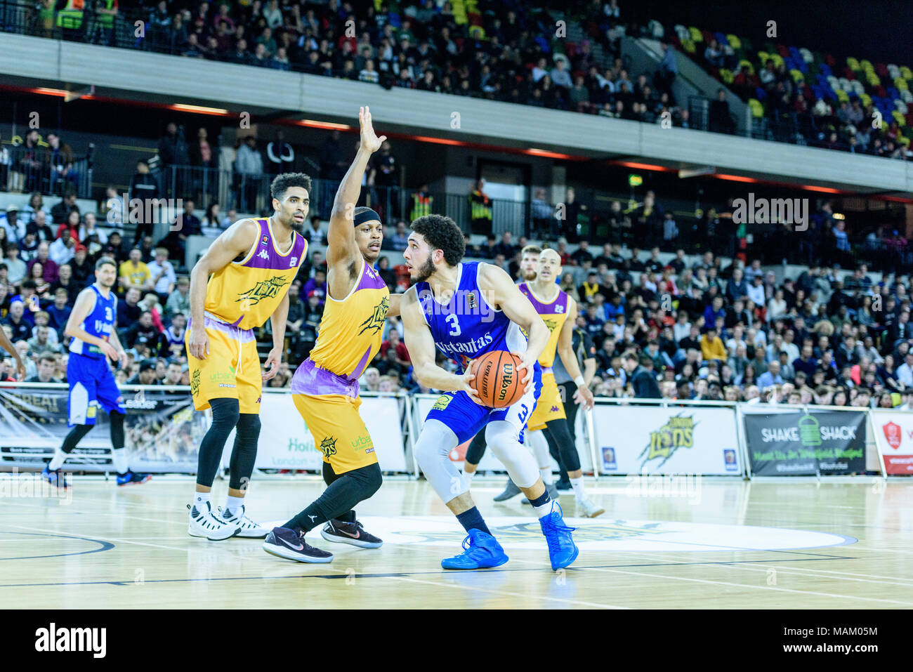 London, UK, 02/04/2018. Big Baller's Londres choc à la boîte de cuivre Arena un jeu très passionnant jeu de ballon de basket-ball où la Lituanie Vytautas BC Lions London beat 127 vs 110. Vytasuas LiAngelo |Lituanie' Ball (03) cherche des coéquipiers alors que Londres Lion's Andre Lockhart (06) défend (c) pmgimaging /Alamy Live News Banque D'Images