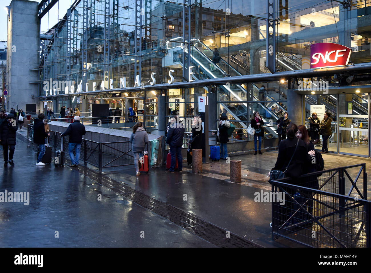 Paris. 2ème apr 2018. Photo prise le 2 avril 2018 montre la Gare Montparnasse à Paris, France. Les trois mois de grève des chemins de fer en France a débuté lundi. Crédit : Chen Yichen/Xinhua/Alamy Live News Banque D'Images