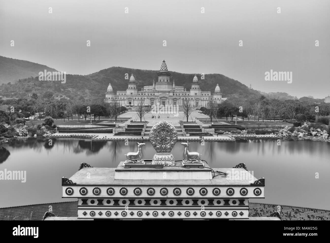 Wuxi, Wuxi, Chine. 3ème apr 2018. Wuxi, Chine-Bouddhiste Lingshan est un grand parc à thème de bouddhisme, situé à Wuxi, Jiangsu Province de Chine orientale. Lingshan est composé de Lingshan Grand Bouddha, le plus haut du monde permanent cuivre statue de Skyamuni, neuf dragons baigner le bébé Bouddha, un groupe de grandes sculptures musicales dynamiques ; et une série de bouddhiste bien conçu points panoramiques. Crédit : SIPA Asie/ZUMA/Alamy Fil Live News Banque D'Images
