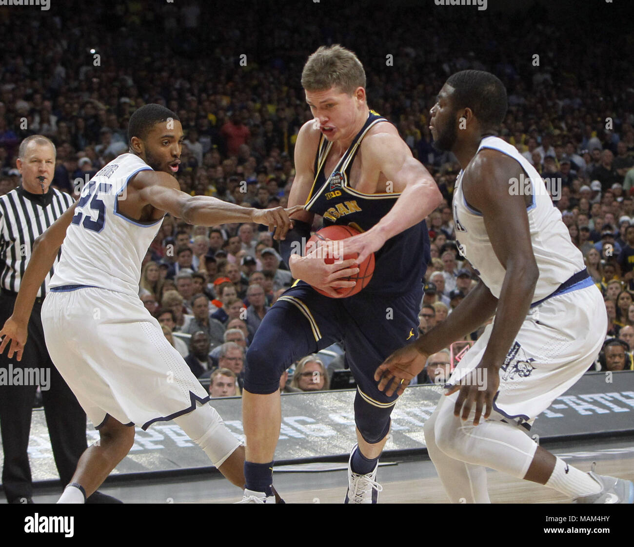 San Antonio, États-Unis d'Amérique. 2ème apr 2018. Moritz Wagner (C) du Michigan brise pendant le match de championnat contre Villanova du Final Four NCAA college basketball tournament, à San Antonio, Texas, États-Unis, le 2 avril 2018. Villanova réclamé le titre en battant le Michigan avec 79-62. Credit : Chanson Qiong/Xinhua/Alamy Live News Banque D'Images