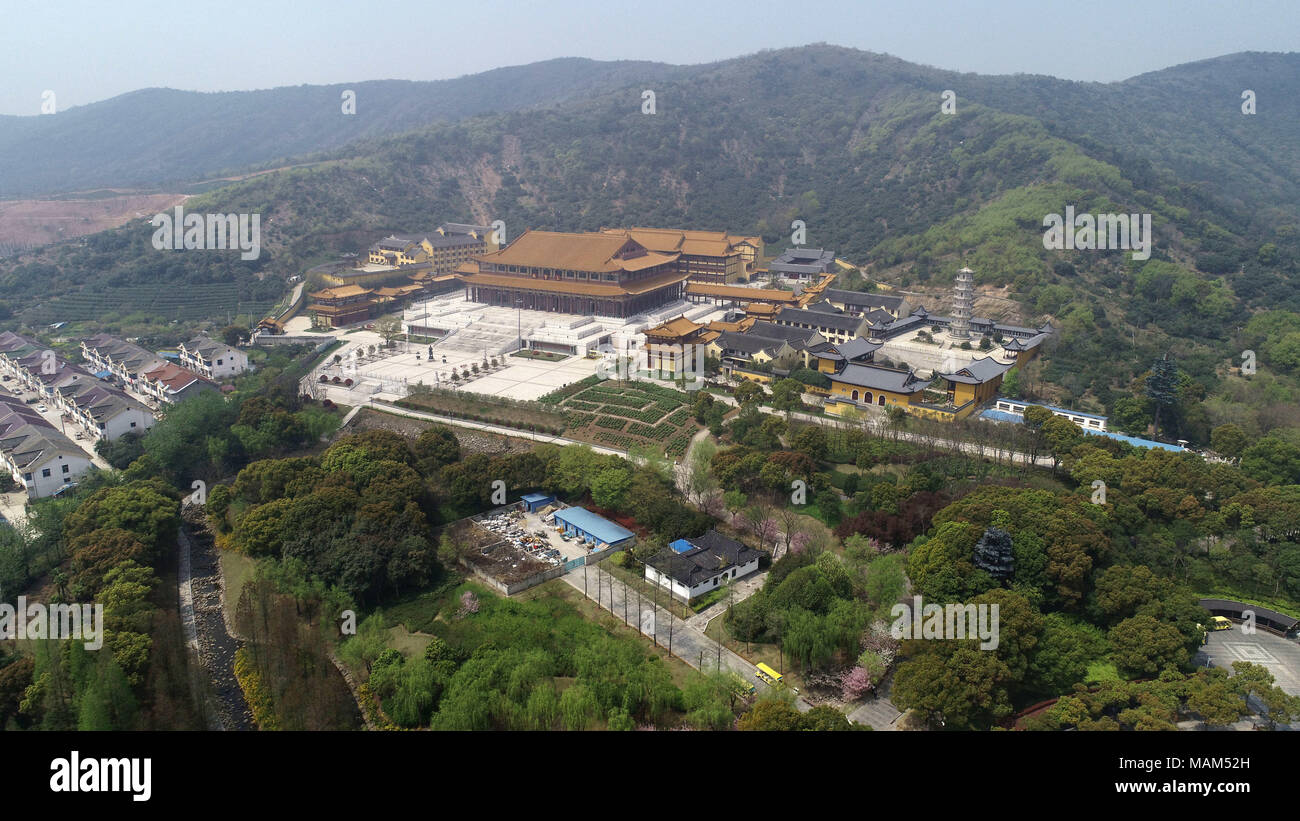 Wuxi, Wuxi, Chine. 3ème apr 2018. Wuxi, Chine-photographie aérienne de Lingshan Endroit pittoresque bouddhiste de Wuxi, Jiangsu Province de Chine orientale. Lingshan est composé de Lingshan Grand Bouddha, le plus haut du monde permanent cuivre statue de Skyamuni, neuf dragons baigner le bébé Bouddha, un groupe de grandes sculptures musicales dynamiques ; et une série de bouddhiste bien conçu points panoramiques. Crédit : SIPA Asie/ZUMA/Alamy Fil Live News Banque D'Images