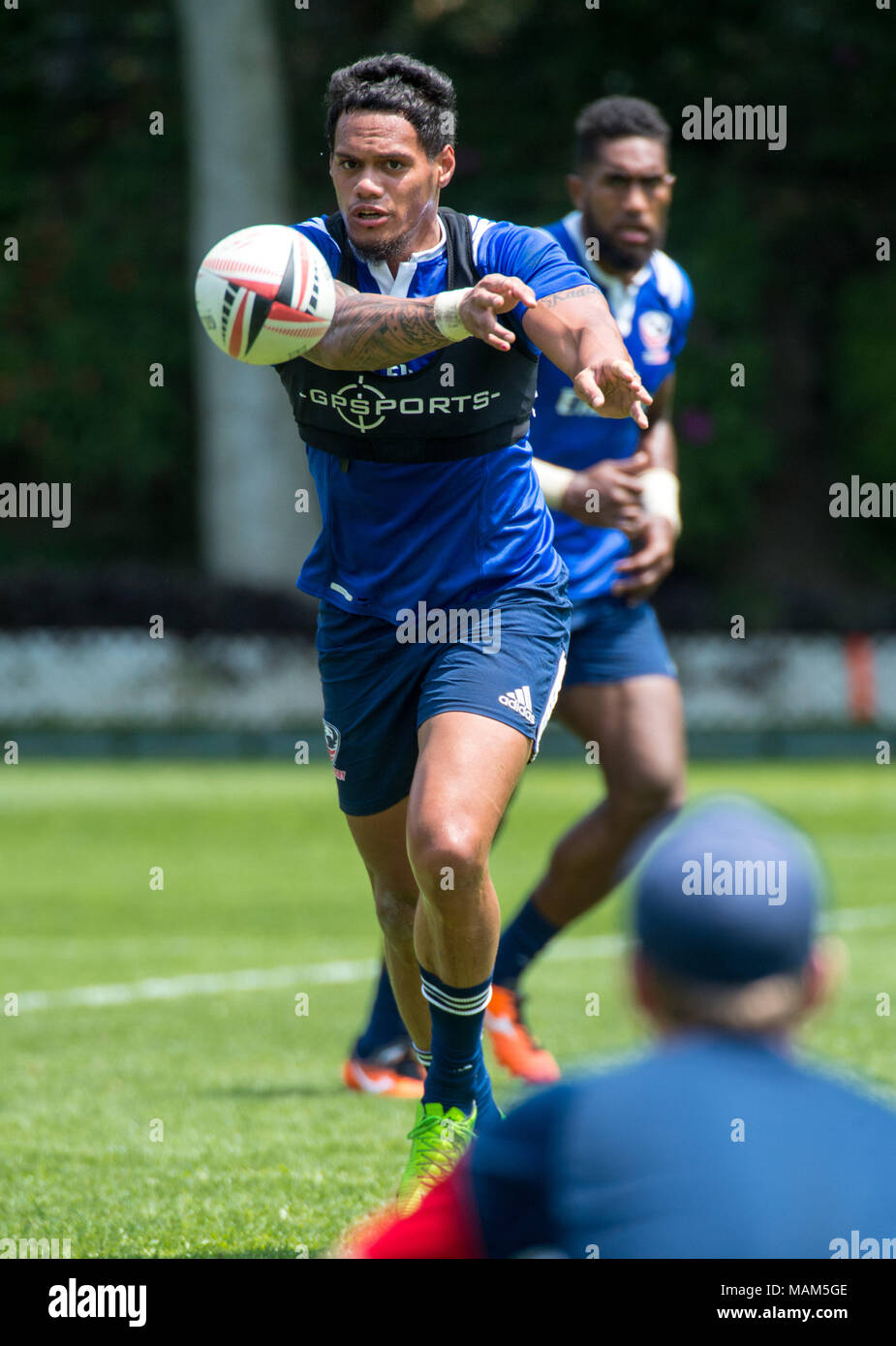 HONG KONG, HONG KONG,CHINE:3 avril 2018. L'équipe de rugby USA mener une séance de formation à l'occasion de sorte Kon Po recreation ground avant leurs Hong Kong Rugby 7's correspond.UNUFE MAKA passe le ballon au cours de drills.Alamy Live News Banque D'Images