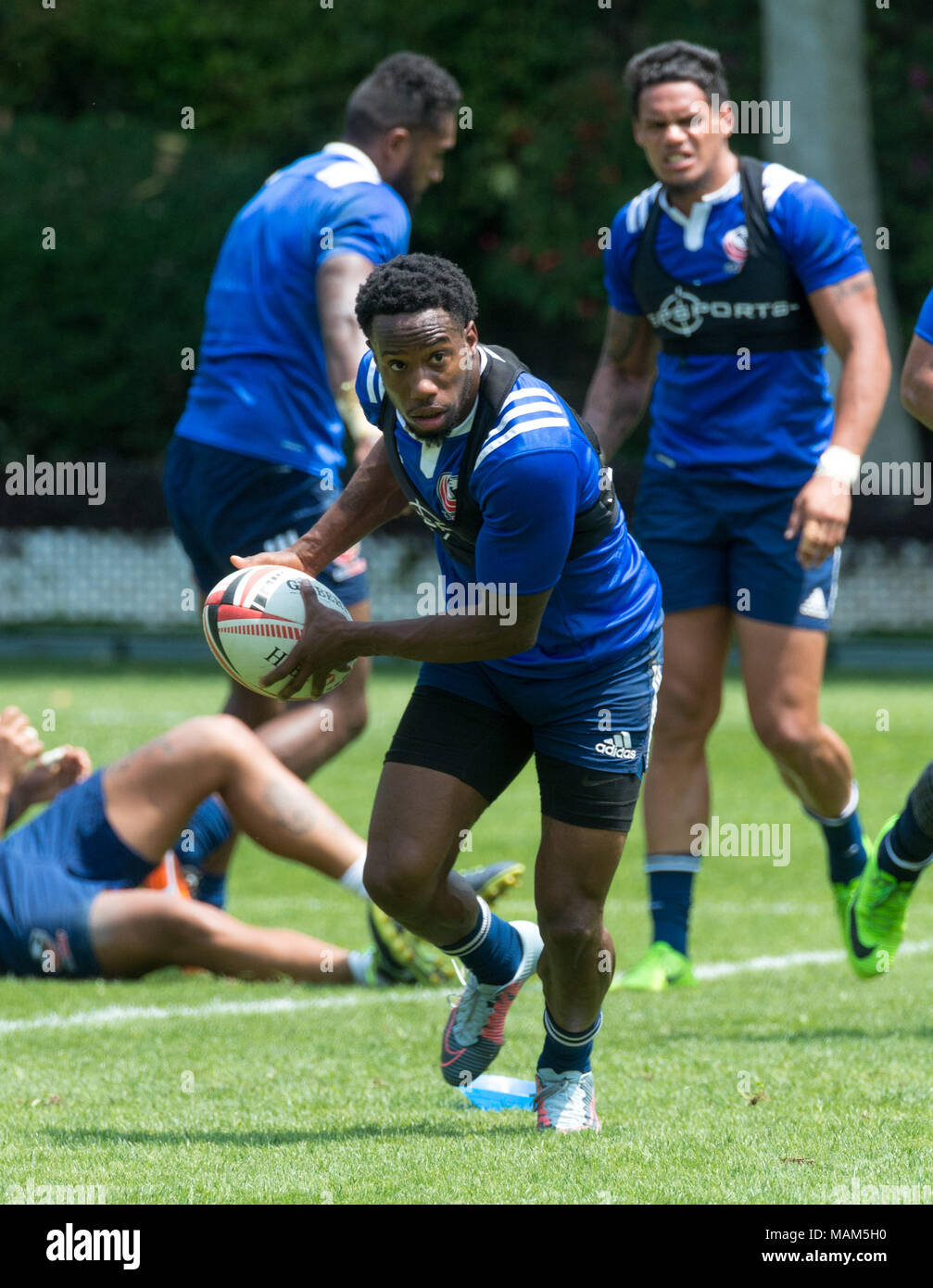 HONG KONG, HONG KONG,CHINE:3 avril 2018. L'équipe de rugby USA mener une séance de formation à l'occasion de sorte Kon Po recreation ground avant leurs Hong Kong Rugby 7's correspond.CARLIN ISLES passe le ballon pendant les exercices. Alamy Live News Banque D'Images