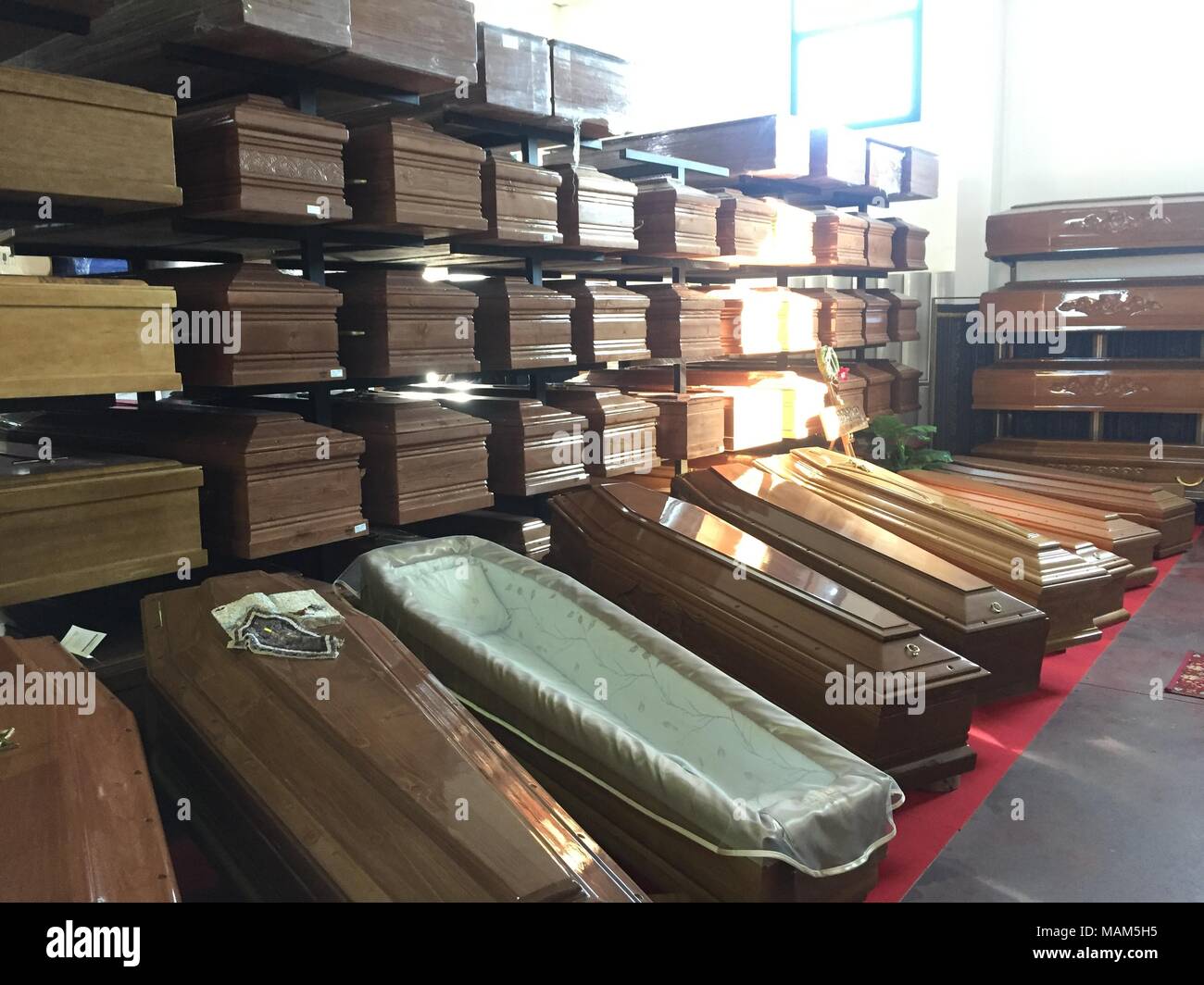 30 Janvier 18 L Italie Rome Differents Cercueils Dans Un Entrepot De La Taffo Pompes Funebres La Mort Et L Humour Noir Ils Ne Melangez Bien Cependant Pour Annoncer Comme Un Entrepreneur 30 Janvier 18 L Italie Rome Differents Cercueils Dans Un Entrepot De La Taffo Pompes Funebres La Mort Et L Humour Noir Ils Ne Melangez Bien Cependant Pour Annoncer Comme Un Entrepreneur