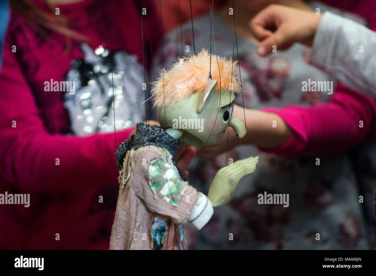 14 mars 2018, l'Allemagne, Halle an der Saale : les enfants de maternelle dire au revoir à Heulibold marionnette après la célèbre pièce 'Paula et le fort lutins'. La pièce est une partie de "Papilio-3D6'. L'Université Martin Luther a montré l'histoire de l'Augsburger 'Pupperkiste'. Le programme intègre les éducateurs, les enfants et les parents, enseigner aux enfants comment résoudre les conflits de façon pacifique. Photo : Klaus-Dietmar Gabbert/dpa-Zentralbild/ZB Banque D'Images