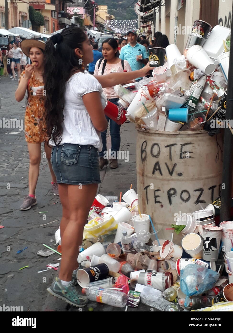 Tepoztlán, Morelos, Mexique. 18 Mar, 2018. Une jeune femme vu du dépôt de déchets dans des poubelles ont dépassé leur capacité, en dépit de l'important afflux de tourisme à Tepoztlan autorités locales ne répondent pas aux besoins d'éviter la pollution et garder les rues propres. Crédit : Carlos Tischler/SOPA Images/ZUMA/Alamy Fil Live News Banque D'Images