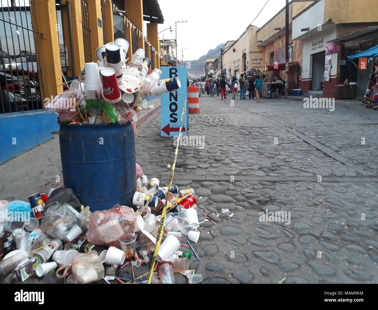 Tepoztlán, Morelos, Mexique. 18 Mar, 2018. Une poubelle vu dépassé sa capacité, en dépit de l'important afflux de tourisme à Tepoztlan autorités locales ne répondent pas aux besoins d'éviter la pollution et garder les rues propres. Crédit : Carlos Tischler/SOPA Images/ZUMA/Alamy Fil Live News Banque D'Images