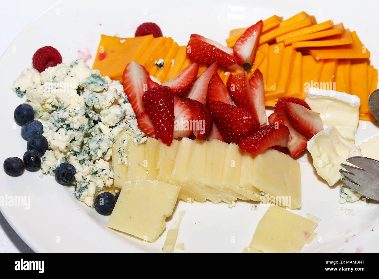 Assiette de fromage et fruits Banque D'Images
