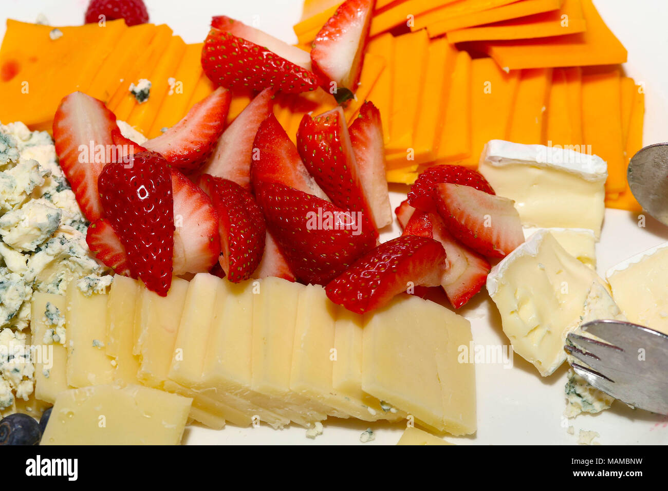 Assiette de fromage et fruits Banque D'Images