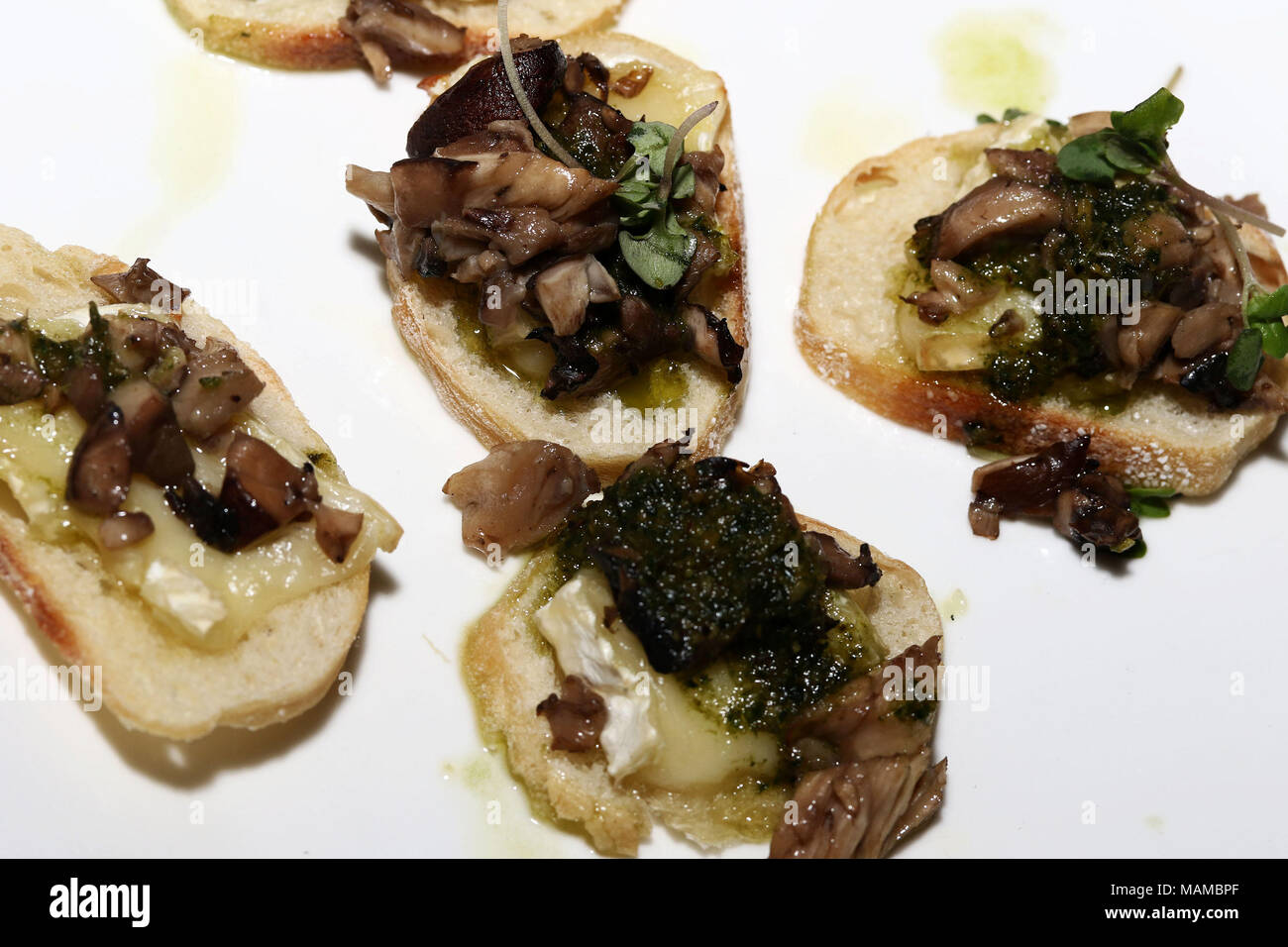 Bruschetta aux champignons et au brie Banque D'Images