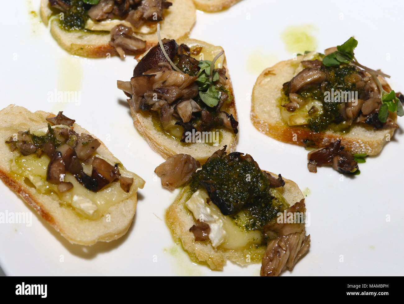 Bruschetta aux champignons et au brie Banque D'Images