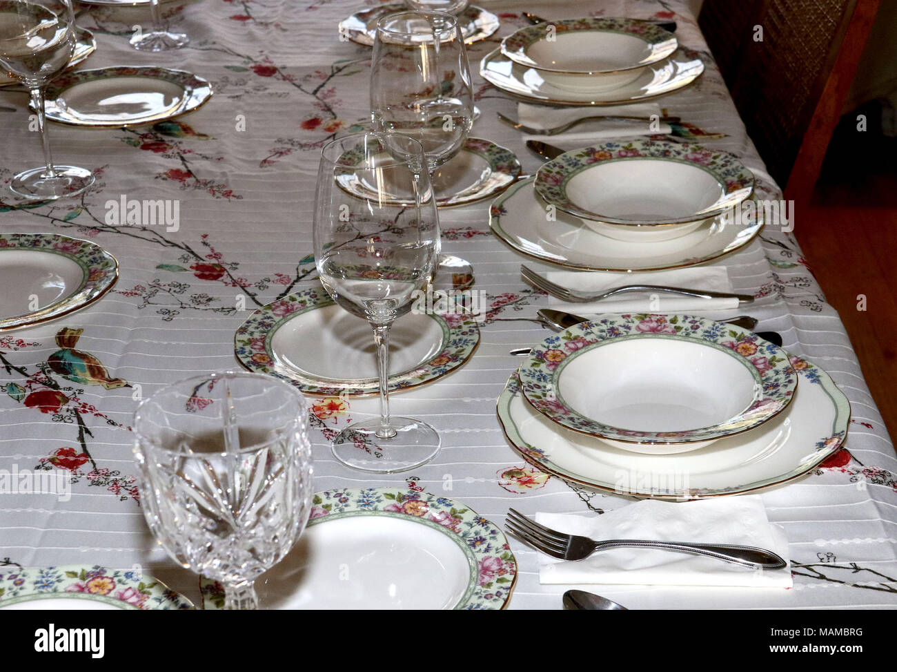 Table de salle à manger avec la vaisselle et verres Banque D'Images