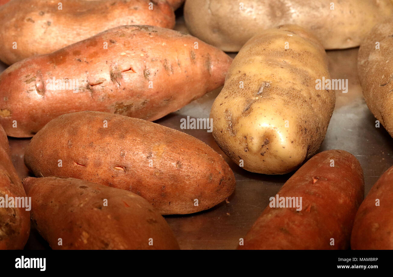 De pommes de terre roussâtres et sur un plateau de métal Banque D'Images