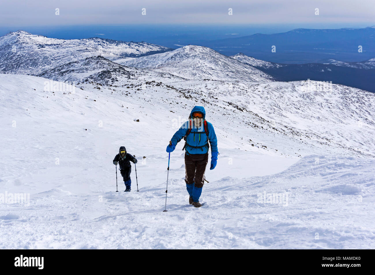 Deux alpinistes remonte la pente de montagne couverte de neige Banque D'Images