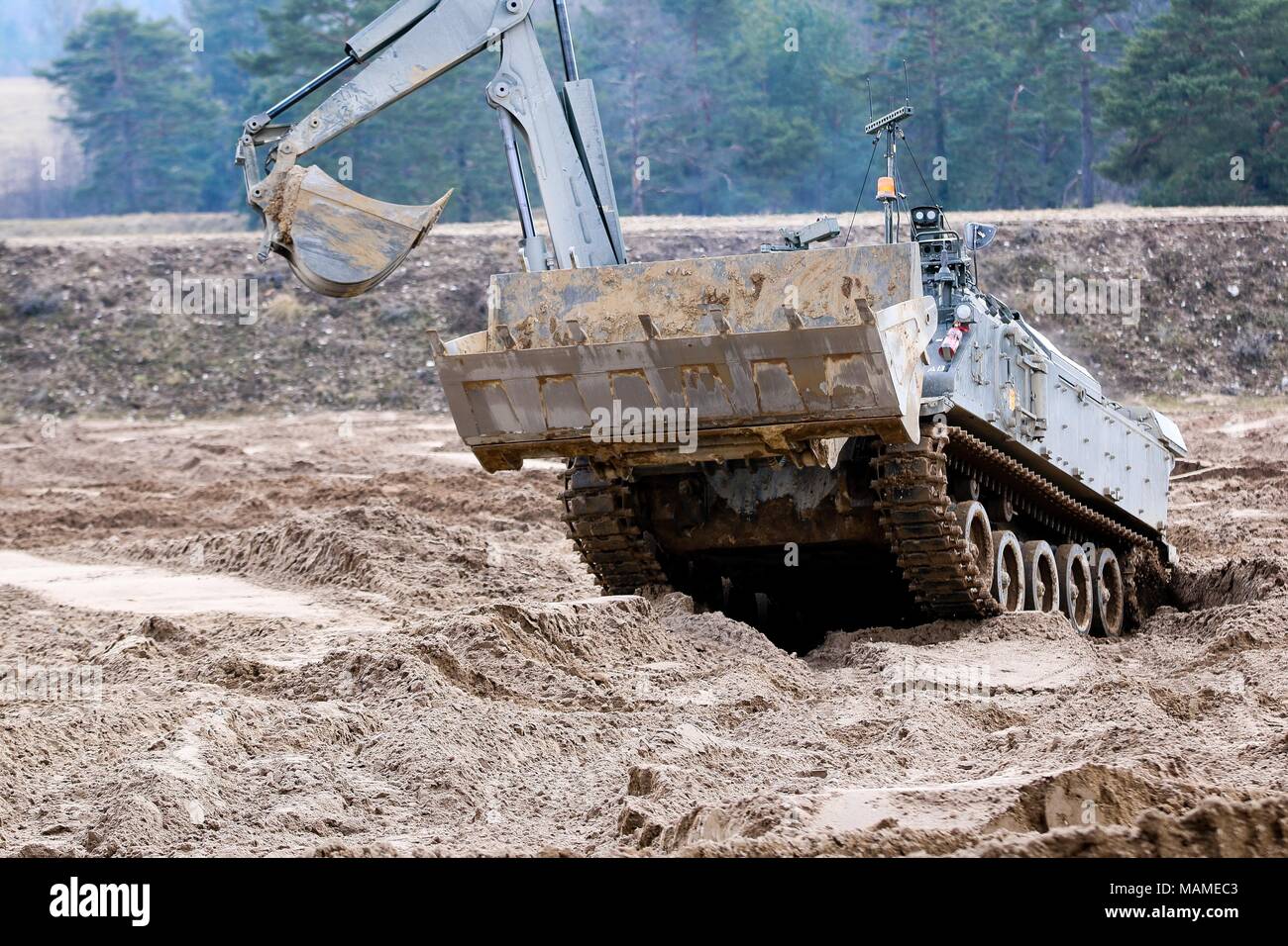 Un "terrier" armored digger du Royaume-Uni est 22e Régiment du génie, 8e Brigade du génie est commandée à distance pour sécuriser une zone au cours d'un exercice de formation conjointe d'équipements multinationales avec l'armée américaine à Grafenwoehr Domaine de formation, l'Allemagne, le 2 avril 2018, en préparation d'une infraction complexe robotique de démonstration de concept. L'infraction complexe robotique Concept comprend l'emploi de la Robotique et Systèmes Autonomes (RAS) dans l'intelligence, de suppression, d'obscurcissement, et de réduction. (U.S. Photo de l'armée par la CPS. Hubert D. Delany III / 22e Détachement des affaires publiques mobiles) Banque D'Images
