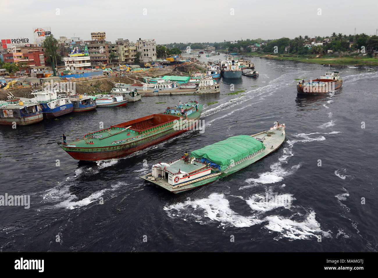 DHAKA-2018. Bateaux sur le fleuve turag polluée à Dhaka. Banque D'Images