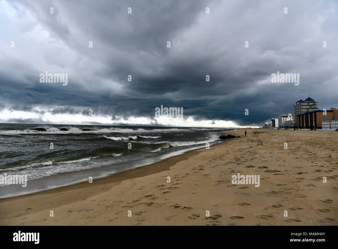 Les nuages de tempête et de la pluie se déplaçant à travers l'océan Atlantique au large de la côte de l'Ocean City, Maryland, USA Banque D'Images