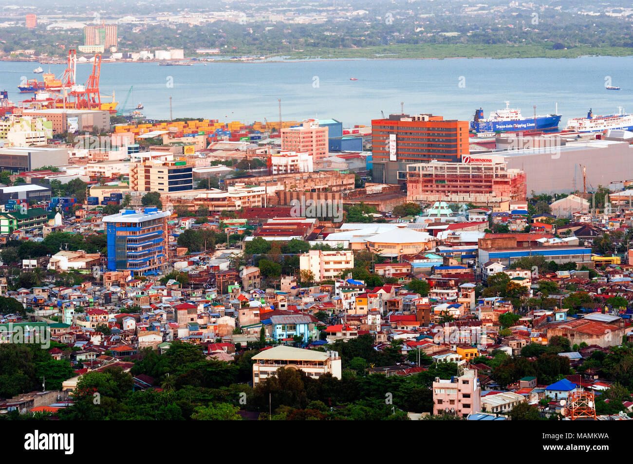Vue aérienne de la ville de Cebu à à l'est, avec le port et le canal, au-delà de Mactan Philippines Banque D'Images