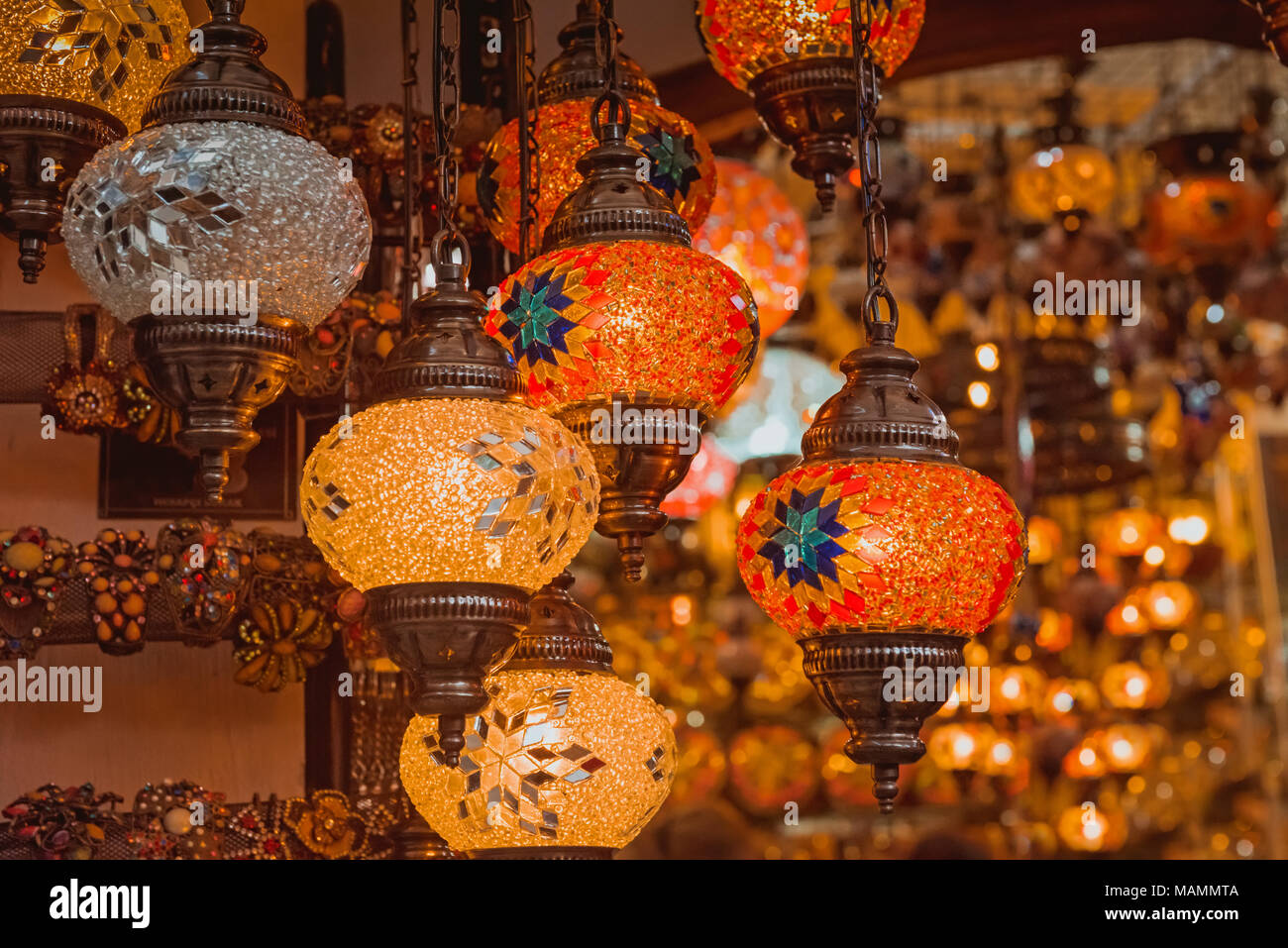 Les lampes multicolores Le Grand Bazar à Istanbul Banque D'Images