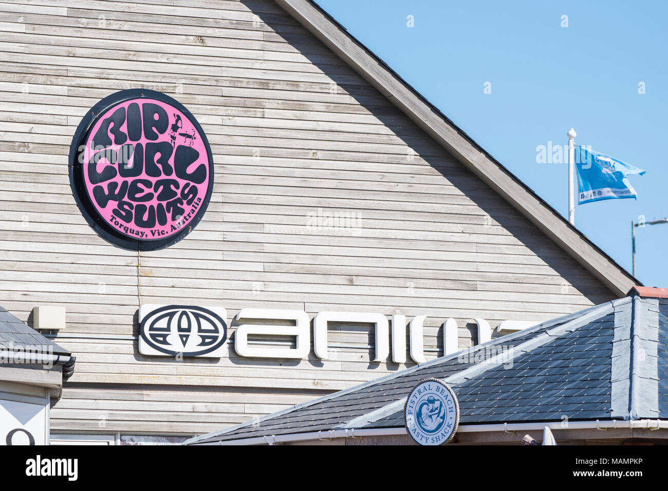 Rip Curl un signe et un animal sur le côté d'un bâtiment à la plage de Fistral à Newquay Cornwall Banque D'Images