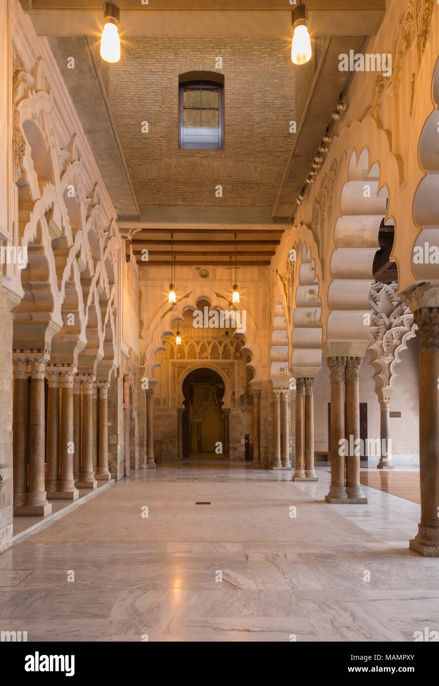 Saragosse, Espagne - 2 mars, 2018 : La salle des fêtes de la Aljaferia palace - Séjours de l'Amérique du pneu, avec triple accès à la Golden Hall. Banque D'Images