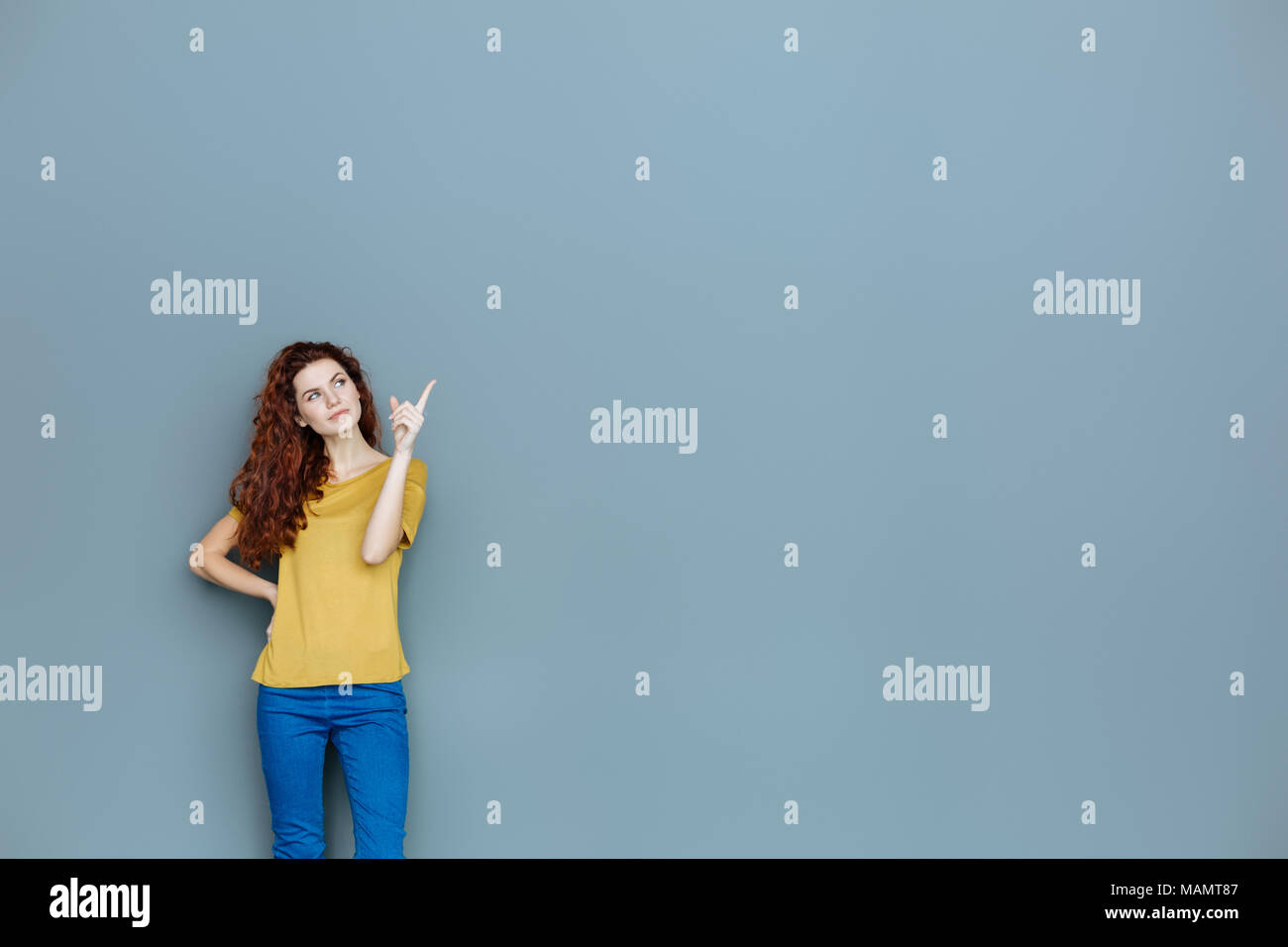 Smart nice woman pointing avec son doigt Banque D'Images