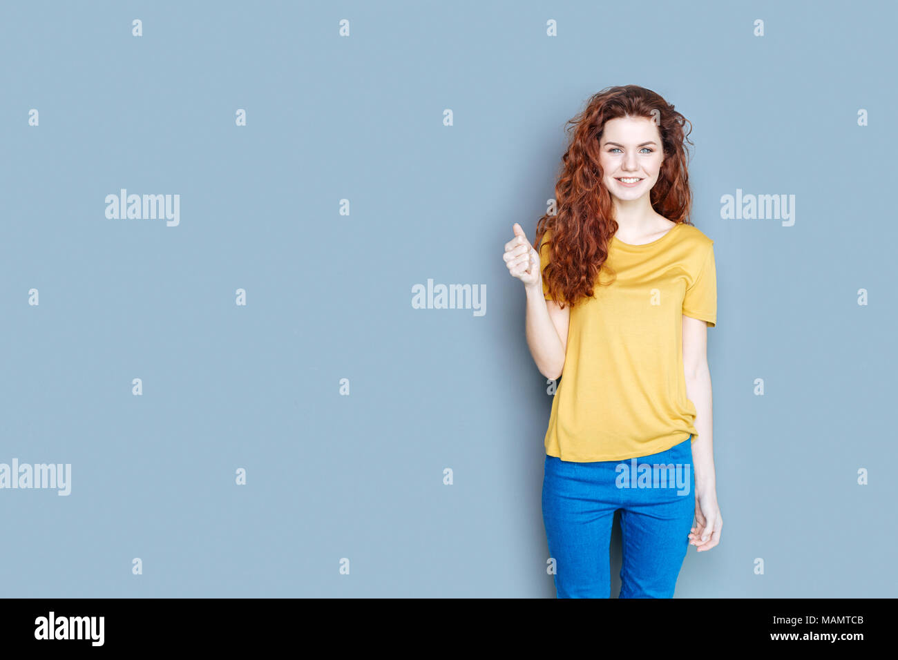 Jolie femme gaie se sentir heureux Banque D'Images