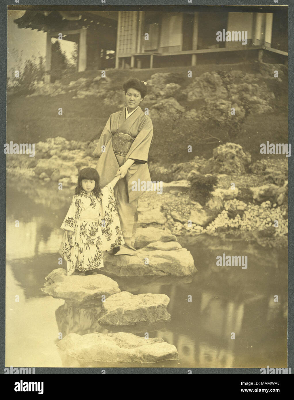 Titre : japonais et l'enfant marchait sur des pierres dans le lac juste [Japon] (1904 World's Fair). . 1904. Banque D'Images