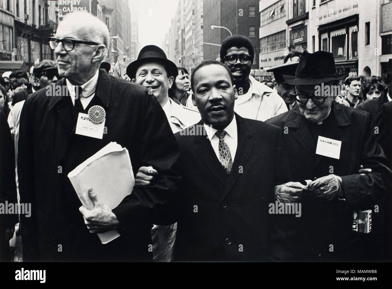 . Anglais : Dr Benjamin Spock, le Dr King, et monseigneur de riz en mars Pittsburgh le défilé de jour de solidarité à l'immeuble des Nations Unies. Le 15 avril 1967. Banque D'Images . Anglais : Dr Benjamin Spock, le Dr King, et monseigneur de riz en mars Pittsburgh le défilé de jour de solidarité à l'immeuble des Nations Unies. Le 15 avril 1967. Banque D'Images