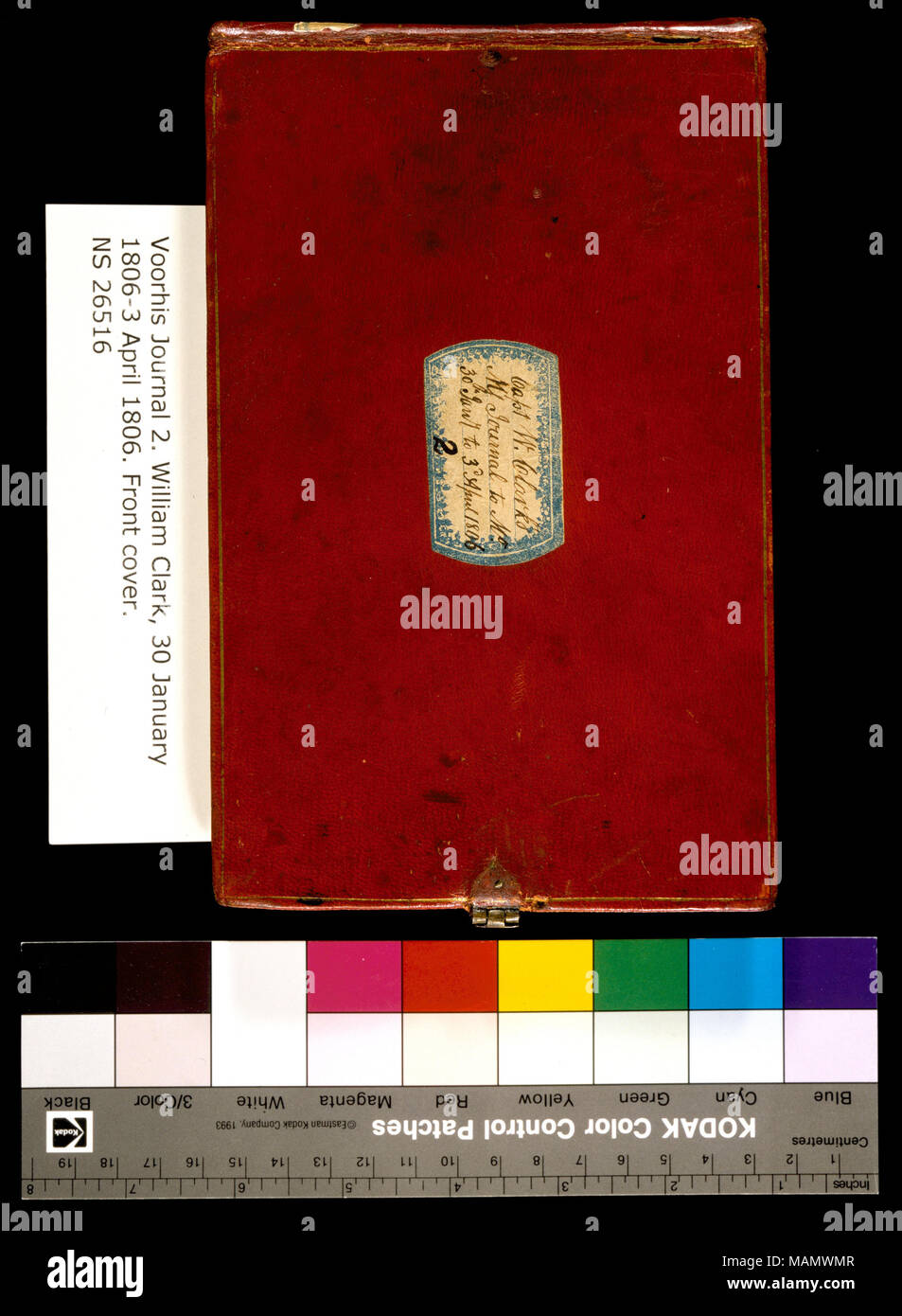 Disque lié journal : plus de cuir rouge enfoncé avec un fermoir métal intact. Le papier est blanc sur papier et encres sont les noix de galle et gallique. Il y a une propriété bleu étiquette sur la couverture. Voorhis Journal No 2 commence le 30 janvier 1806, alors que le parti est campèrent à Fort Clatsop sur le côté sud de la rivière Columbia, près de l'océan Pacifique. Pendant ce temps Lewis et Clark recopié plusieurs de leurs notes de terrain, des cartes et des tableaux, perfectionner leurs descriptions des plantes, des animaux, et des personnes qu'ils rencontrent sur le voyage vers l'ouest. Les capitaines ont signalé leurs réunions avec les divers Banque D'Images