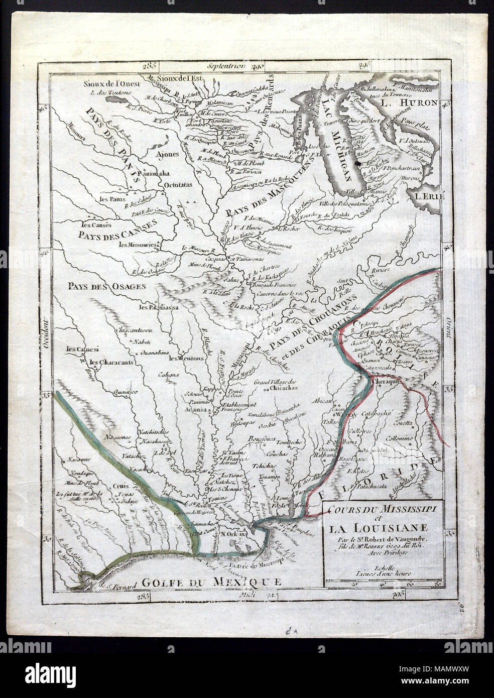 Carte gravée avec le nord orienté à haut. Délimité par la Great Lakes en haut, au fond du golfe du Mexique, la partie ouest de la Floride et la Caroline du Nord sur la droite, et les grandes plaines sur la gauche. Principales caractéristiques indiquées sont les rivières et les tribus amérindiennes. Les frontières nationales européennes sont coloriés à la main. La limite inférieure de Louisiane est indiquée en vert ; une petite partie du Mexique est illustré dans un vert olive ; la frontière avec les colonies britanniques est affiché en rouge. Titre : Cours du Mississipi et la Louisiane. . 1749. Vaugondy Banque D'Images
