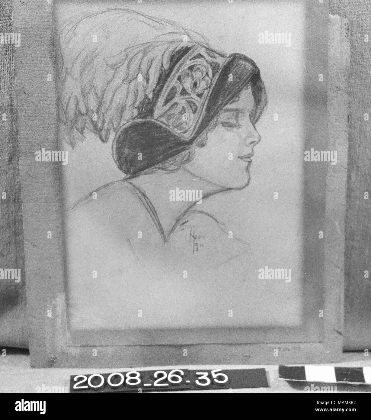 Dessin au crayon d'une femme de profil avec chapeau à plumes d'Irma Hesse Titre : Dessin de Femme avec chapeau à plume d'Irma Hesse . 1911. Irma Hesse Banque D'Images