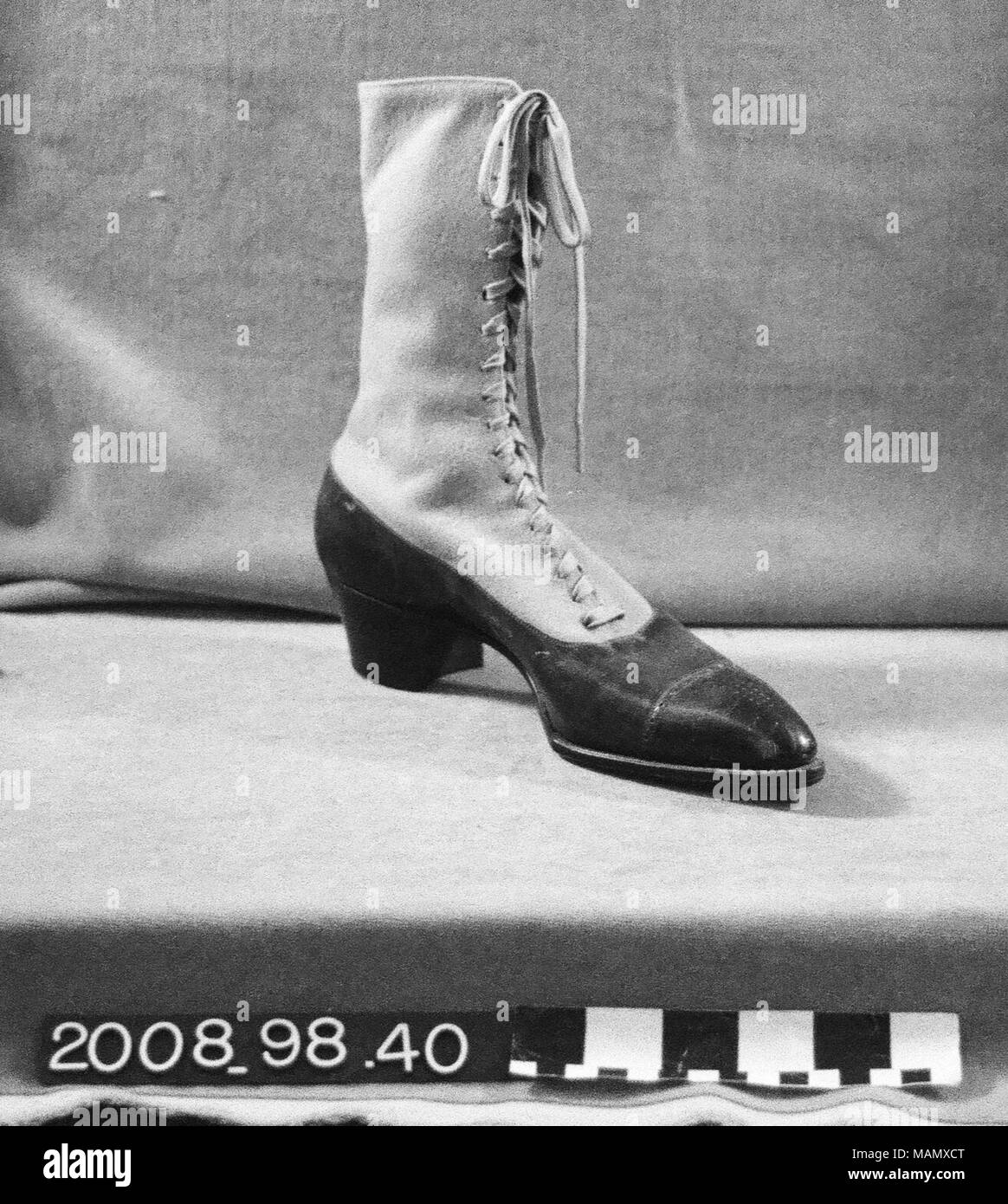 Un seul women's lace up boot. Tissu beige et cuir supérieur noir bas, avec un petit talon carré. Par Laird Schober et Co. Titre : Une seule femme noir et feu Lace-Up Boot par Laird Schober et Co . vers 1915. Schober et Co. Laird Banque D'Images