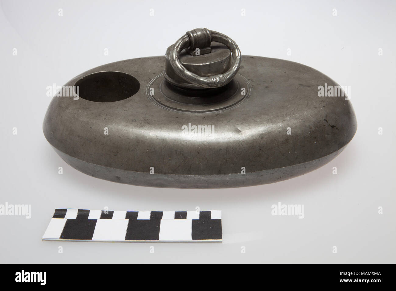 Chauffe-pieds en métal avec une cavité ronde pour réchauffer une boisson. Titre : Metal Chauffe-pieds . Entre 1800 et 1900. Banque D'Images