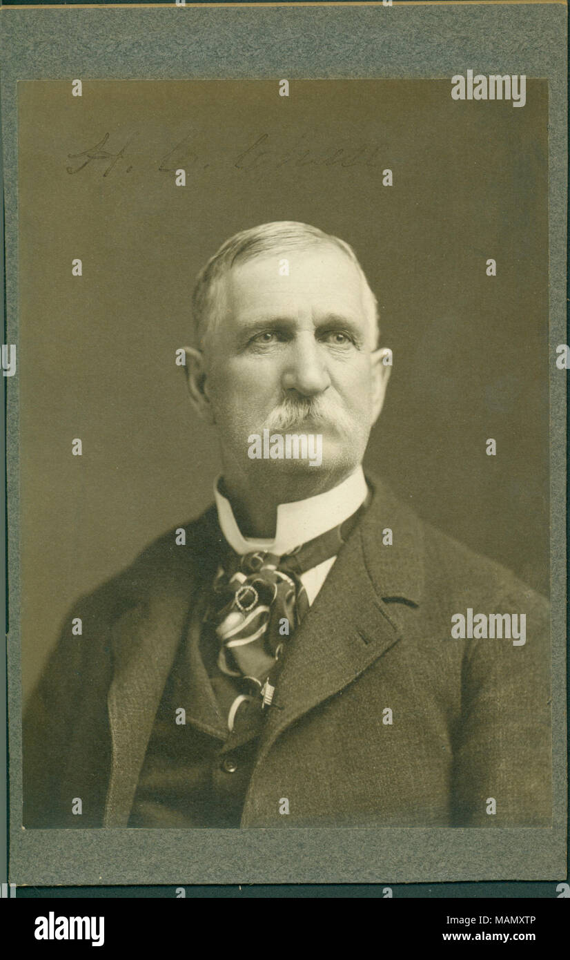Portrait officiel de H. C. Chase porter un costume et cravate à motifs,  face à l'avant. 'H. C. Chase" (écrit sur le dessus de l'image). Titre : H.  C. Chase (ancien combattant