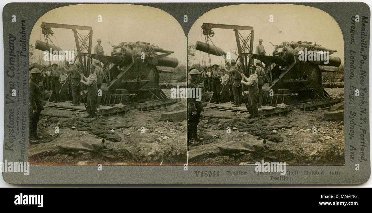 Stereocard horizontale, sépia montrant des hommes en uniforme de la création d'un shell de munitions sur le sol en préparation pour le charger dans un grand canon d'artillerie. Numéro de stéréogrammes Keystone V18911. Le titre se lit comme suit : 'Introduction' 'Grannie - Shell hissé en position.' Title : 'Introduction' 'Grannie - Shell hissé en position.' . entre vers 1914 et vers 1918. Voir la fiche de l'entreprise Keystone Banque D'Images