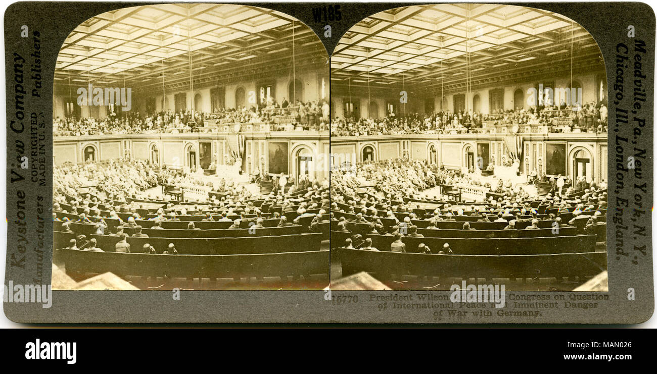 Stereocard horizontale, sépia montrant Woodrow Wilson aborder une session conjointe du Congrès, ainsi que les visiteurs dans les galeries supérieures. Numéro 16770 Stéréophotogramme Keystone. Le titre se lit comme suit : "Le président Wilson s'attaquer à la question de congrès de la paix et de danger imminent de guerre avec l'Allemagne.' Titre : 'Le président Wilson traitant Congrès.' . 1917. Voir la fiche de l'entreprise Keystone Banque D'Images