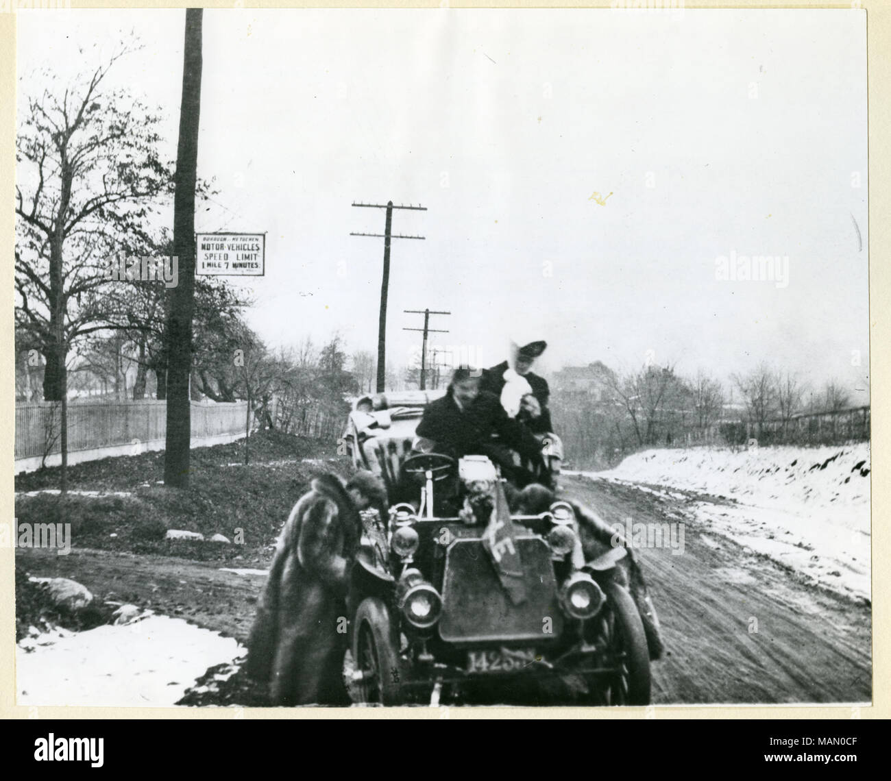Titre : limite de vitesse de passage Automobile signe. . Vers 1912. Banque D'Images