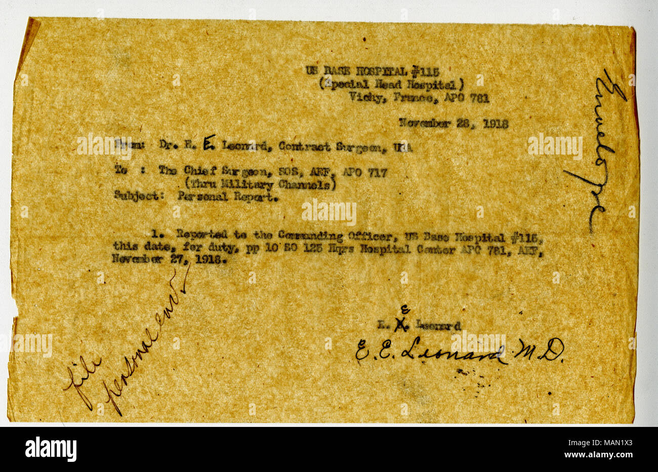 Le Dr Esther E. Leonard a écrit cette lettre à l'chirurgien en chef du Corps sanitaire et a déclaré qu'elle avait présenté au travail à l'hôpital de Base no 115 à Vichy, France. Le Dr Leonard a servi comme chirurgien du contrat au cours de la Première Guerre mondiale à l'Hôpital général de l'armée américaine n°1 à New York City et à un hôpital d'évacuation à Vichy, France. Transcription : US BASE Hospital #  115 Tête spéciale (Hôpital) Vichy, France, APO 781 28 novembre 1918 à partir de : M. E. E. Leonard, chirurgien du contrat, USA Pour- ? : Le chirurgien en chef, SOS, AEF, APO 717 (Via Satellite Militaire) Objet : Rapport personnel. 1. Rapportés à la Com Banque D'Images