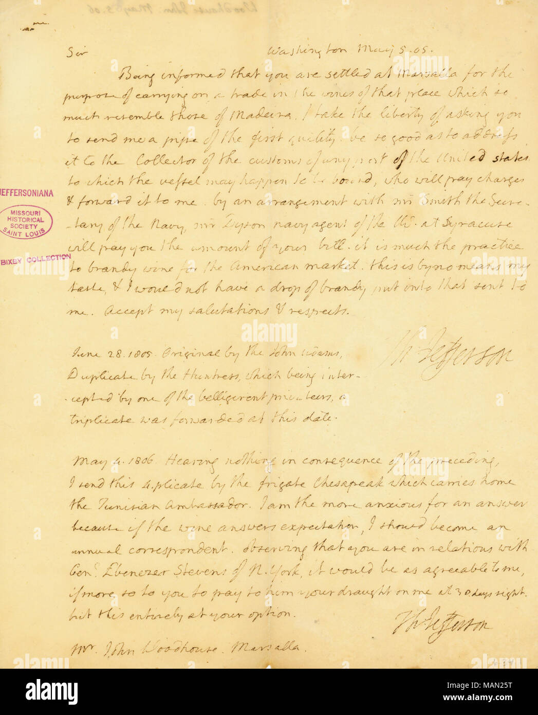 Déclare qu'il n'a rien entendu au sujet de la précédente et est l'envoi de cette "double exemplaire par la frégate Chesapeak qui apporte à la maison l'ambassadeur tunisien." Cette remarque est au bas d'une page qui contient une mention «28 Juin, 1805. L'origine par John Adams. Double exemplaire par la chasseresse, qui est interceptée par l'un des corsaires belliqueux, un triple exemplaire a été transmis à cette date." La demande d'origine que Woodhouse, un marchand de vin, envoyer "un tuyau de la première qualité" parce que "c'est la pratique de brandy vin pour le marché américain" est également copié dans le haut de la page et est dat Banque D'Images