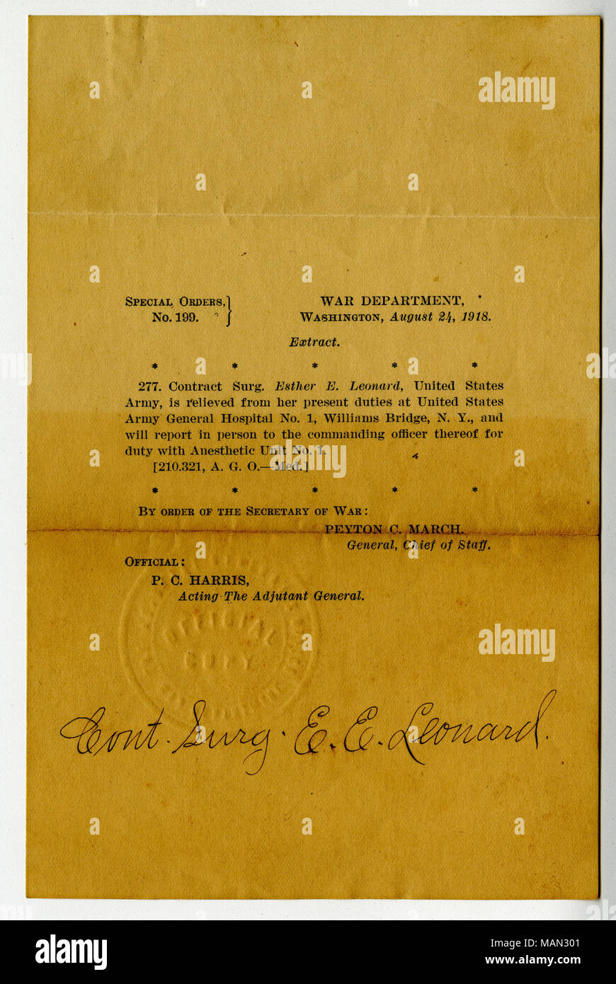 Dans cet extrait d'un ordre spécial délivré par le Secrétaire de la guerre Peyton C. Webb, le Dr Esther E. Leonard a été relevé de ses fonctions à l'Hôpital général de l'armée des États-Unis n°1 à New York et réalisé de se présenter au travail à l'appareil d'anesthésie n° 1. Le Dr Leonard a servi comme chirurgien du contrat au cours de la Première Guerre mondiale à l'Hôpital général de l'armée américaine n°1 à New York City et à un hôpital d'évacuation à Vichy, France. Titre : Commande spéciale n° 199, ministère de la guerre, Washington, le 24 août 1918 . 24 août 1918. Mars, Peyton C. Banque D'Images