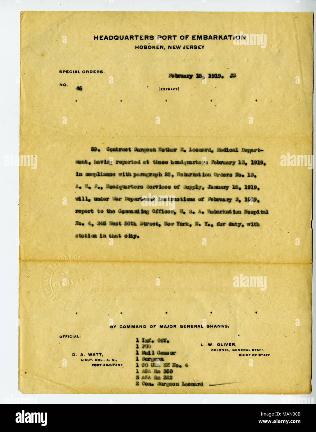 Dans cet extrait de l'ordonnance n° 46 spécial émis par le général de Shanks, le Dr Esther E. Leonard a été chargé de faire rapport à l'embarquement l'hôpital No 4 aux États-Unis dans la ville de New York. Le Dr Leonard a servi comme chirurgien du contrat au cours de la Première Guerre mondiale à l'Hôpital général de l'armée américaine n°1 à New York City et à un hôpital d'évacuation à Vichy, France. Siège de la transcription : PORT D'EMBARQUEMENT à Hoboken, NEW JERSEY COMMANDES SPÉCIALES No 46, 15 février 1919. JS (extrait) 59. Chirurgien contrat Esther E. Leonard, service médical, ayant rapporté à ce quartier général le 13 février 1919, en conformité avec les par. Banque D'Images
