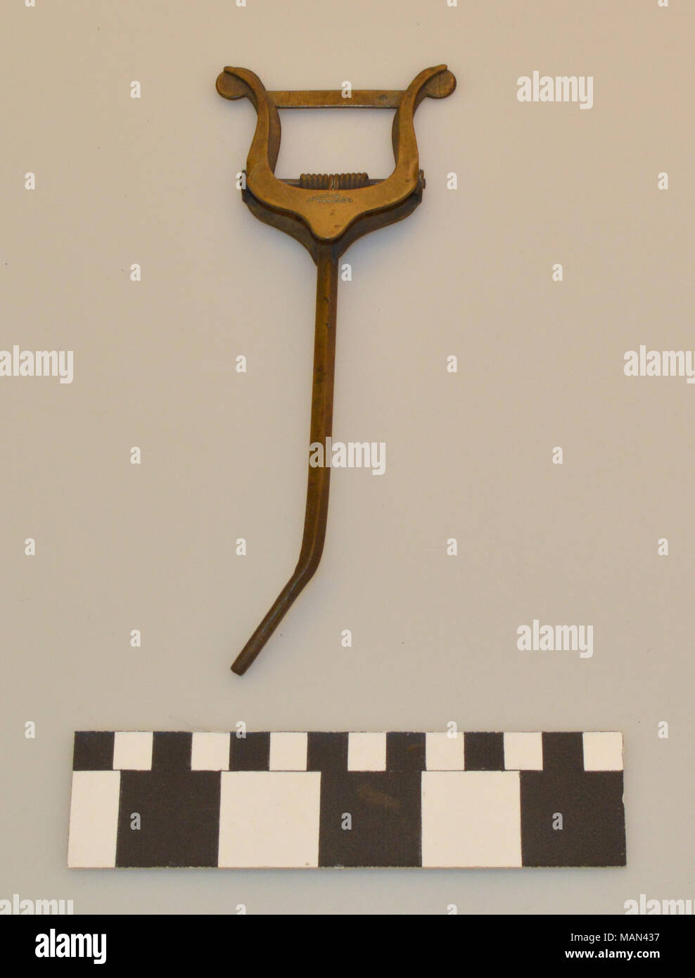 Feuille de laiton music clip en forme de lyre, utilisé par Guido Vogel, chef d'orchestres de théâtre à Saint Louis, y compris la Colombie-Britannique, Grand, et Olympique de théâtres. Titre : Brass Sheet Music Clip de Guido Vogel . vers 1890. Joseph Higham, Ltd. Banque D'Images